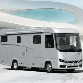 VARIO Star 800 Reisemobil, seitliche Außenansicht auf modernem Platz
