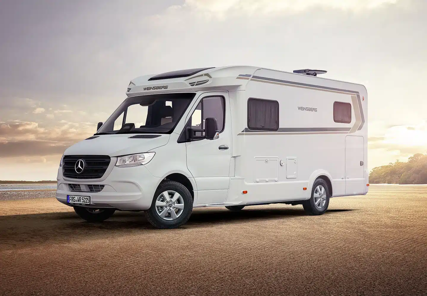 WEINSBERG CaraCompact Mercedes Modell auf freiem Gelände bei Sonnenuntergang