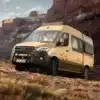 WEINSBERG X-PEDITION 600 MQ Camper Van mit Mercedes-Benz Chassis, All-Terrain-Bereifung und Frontschutzbügel im Offroad-Einsatz vor Felskulisse.
