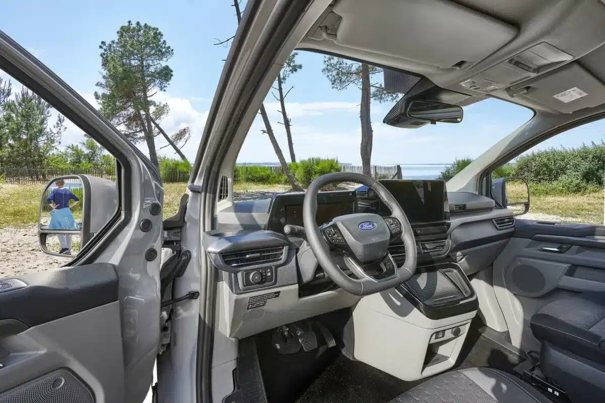 Cockpit und Fahrerbereich eines Ford-basierten Westfalia Club Joker Urban Campervans am Seeufer