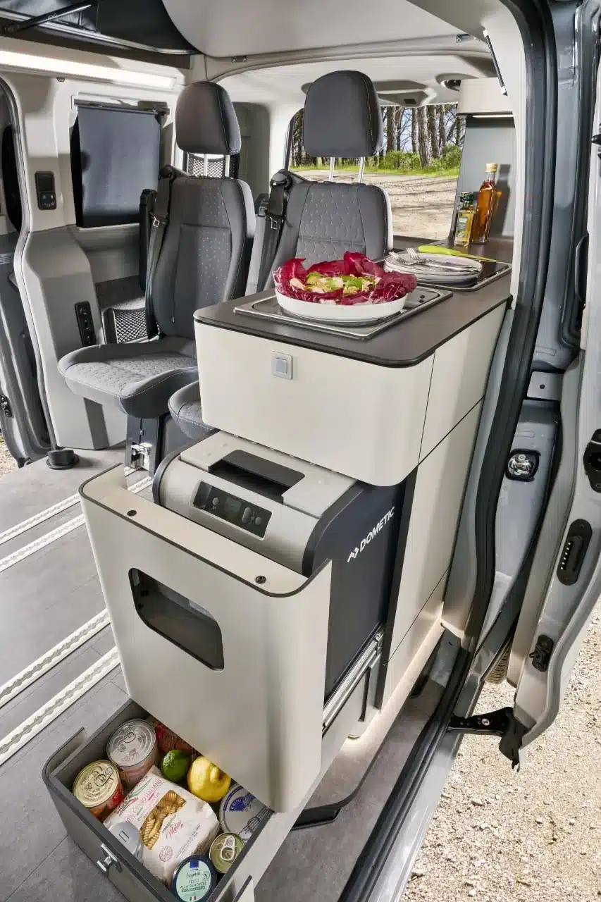 Küchenbereich mit Spüle, Kühlbox und Lebensmitteln im Westfalia Club Joker Urban Campervan