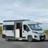 Westfalia Columbus 600 D Campervan vor Küstenlandschaft mit offener Tür