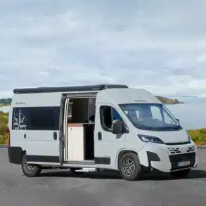 Westfalia Columbus 600 D Campervan vor Küstenlandschaft mit offener Tür