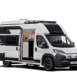Außenansicht des WESTFALIA Columbus Liner Campervans mit geöffnetem Einstieg, Fiat Ducato Basis und modernem Design.