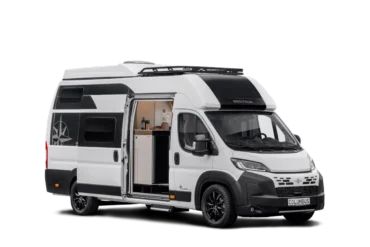 Außenansicht des WESTFALIA Columbus Liner Campervans mit geöffnetem Einstieg, Fiat Ducato Basis und modernem Design.