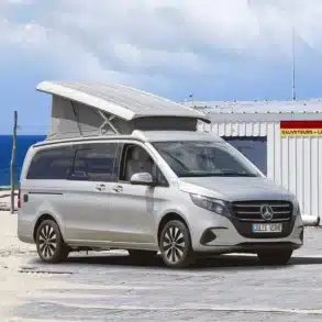 Westfalia Jules Verne Campervan mit Aufstelldach am Strand vor dem Meer