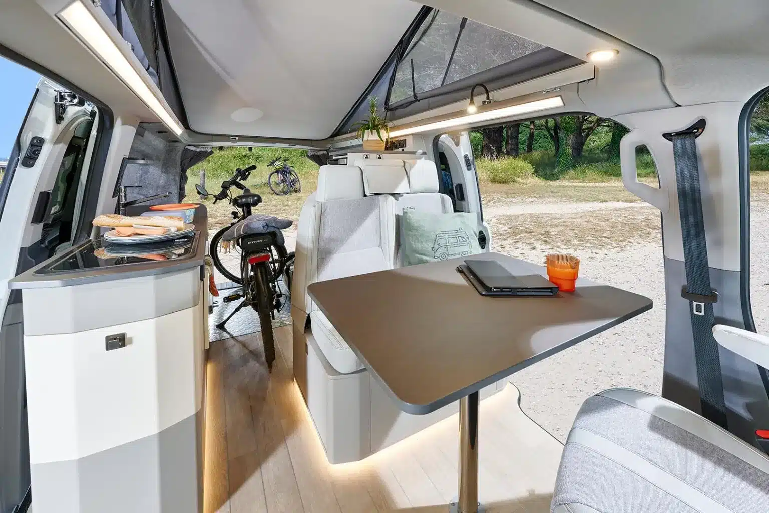 Innenansicht des Westfalia Kipling Campervan mit Küche, Esstisch und Stauraum für ein Fahrrad