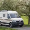 Westfalia Sven Hedin 50 Jahre Edition Kastenwagen auf einem Landweg im Grünen