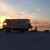 Expeditionsmobil an der albanischen Küste bei Sonnenuntergang