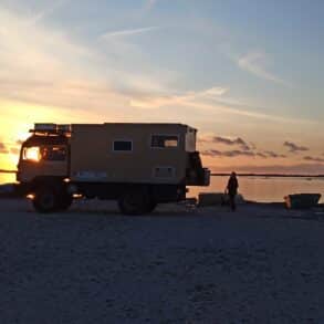 Expeditionsmobil an der albanischen Küste bei Sonnenuntergang