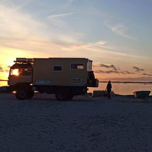 Expeditionsmobil an der albanischen Küste bei Sonnenuntergang