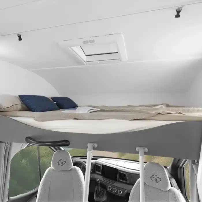 Alkovenbett über dem Fahrerhaus des Ahorn Camp A 690 mit Matratze, Kissen und Dachfenster