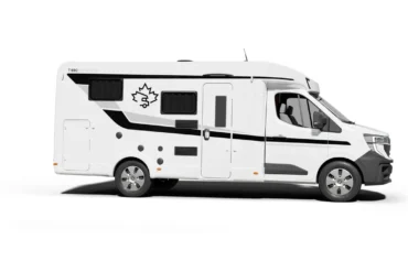 Weißes teilintegriertes Reisemobil Ahorn Camp T 690 in der Seitenansicht