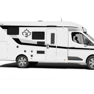 Weißes teilintegriertes Reisemobil Ahorn Camp T 690 in der Seitenansicht