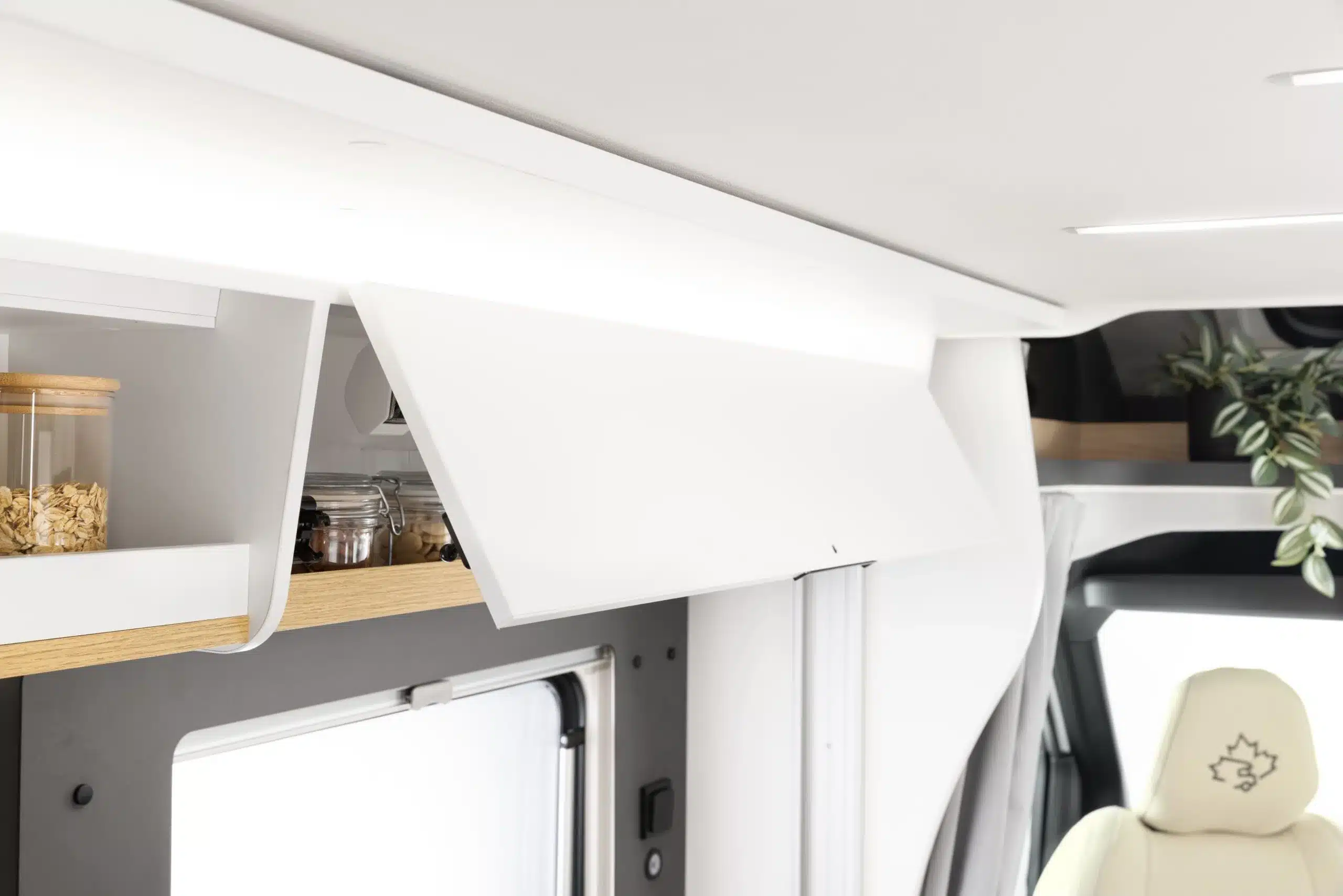 Detailansicht eines offenen Oberschranks mit Vorratsgläsern im Innenraum des Ahorn Camp TQ 740 Wohnmobils