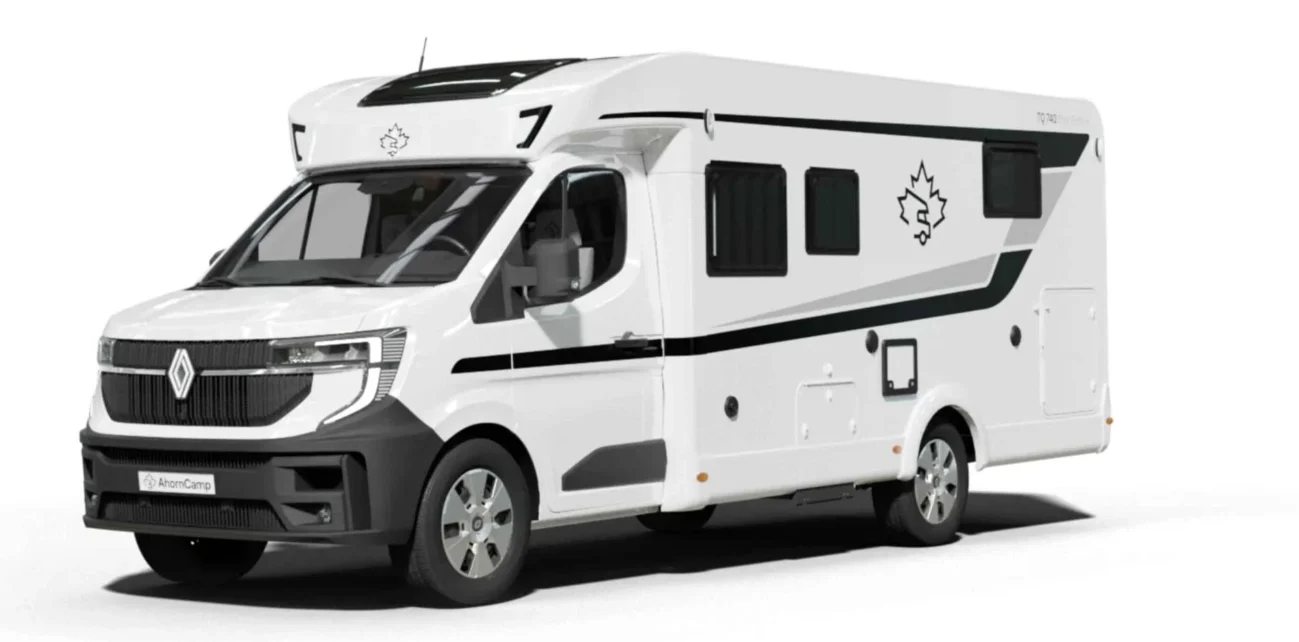 Seitenansicht des teilintegrierten Reisemobils Ahorn Camp TQ 740 auf Renault Master Basis in Weiß mit schwarzen Akzenten.