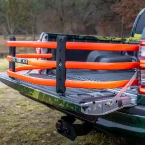 Alu-Cab Laderaum-Organizer Orange als Trenner auf der geöffneten Ladefläche eines Pickups montiert