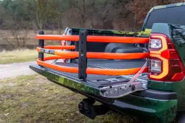 Alu-Cab Laderaum-Organizer Orange als Trenner auf der geöffneten Ladefläche eines Pickups montiert