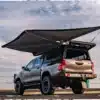 Alu-Cab Markise 180 Grad auf einem Pickup montiert, geöffnet mit freiem Zugang zum Heck.