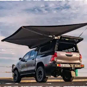 Alu-Cab Markise 180 Grad auf einem Pickup montiert, geöffnet mit freiem Zugang zum Heck.