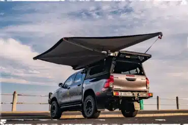 Alu-Cab Markise 180 Grad auf einem Pickup montiert, geöffnet mit freiem Zugang zum Heck.