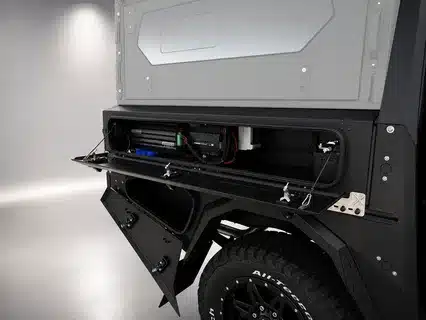 Geöffnete Staubox am schwarzen AluBlack Flatbed eines Toyota Land Cruiser 79