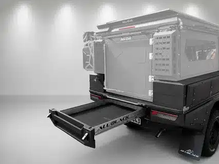 AluBlack Flatbed mit Stauboxen, Heckauszug und Camper-Aufbau am Toyota Land Cruiser 79