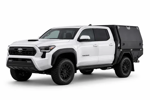 Weißer Toyota Tacoma 2024+ Doppelkabine mit AluBlack Flatbed und schwarzem Canopy