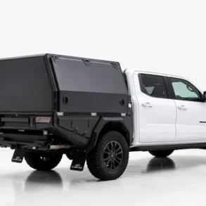 Weißer Toyota Tacoma mit schwarzem AluBlack Flatbed und geschlossenem Canopy