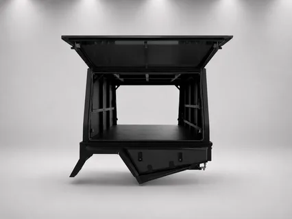 Geöffnetes schwarzes AluBlack Flatbed mit Canopy und Stauraum für den Toyota Tacoma