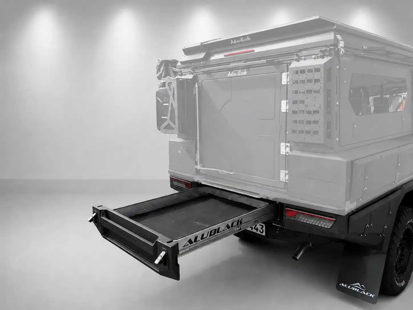 AluBlack Flatbed Heckauszug vollständig ausgezogen an einem Pick-up mit Canopy-Aufbau