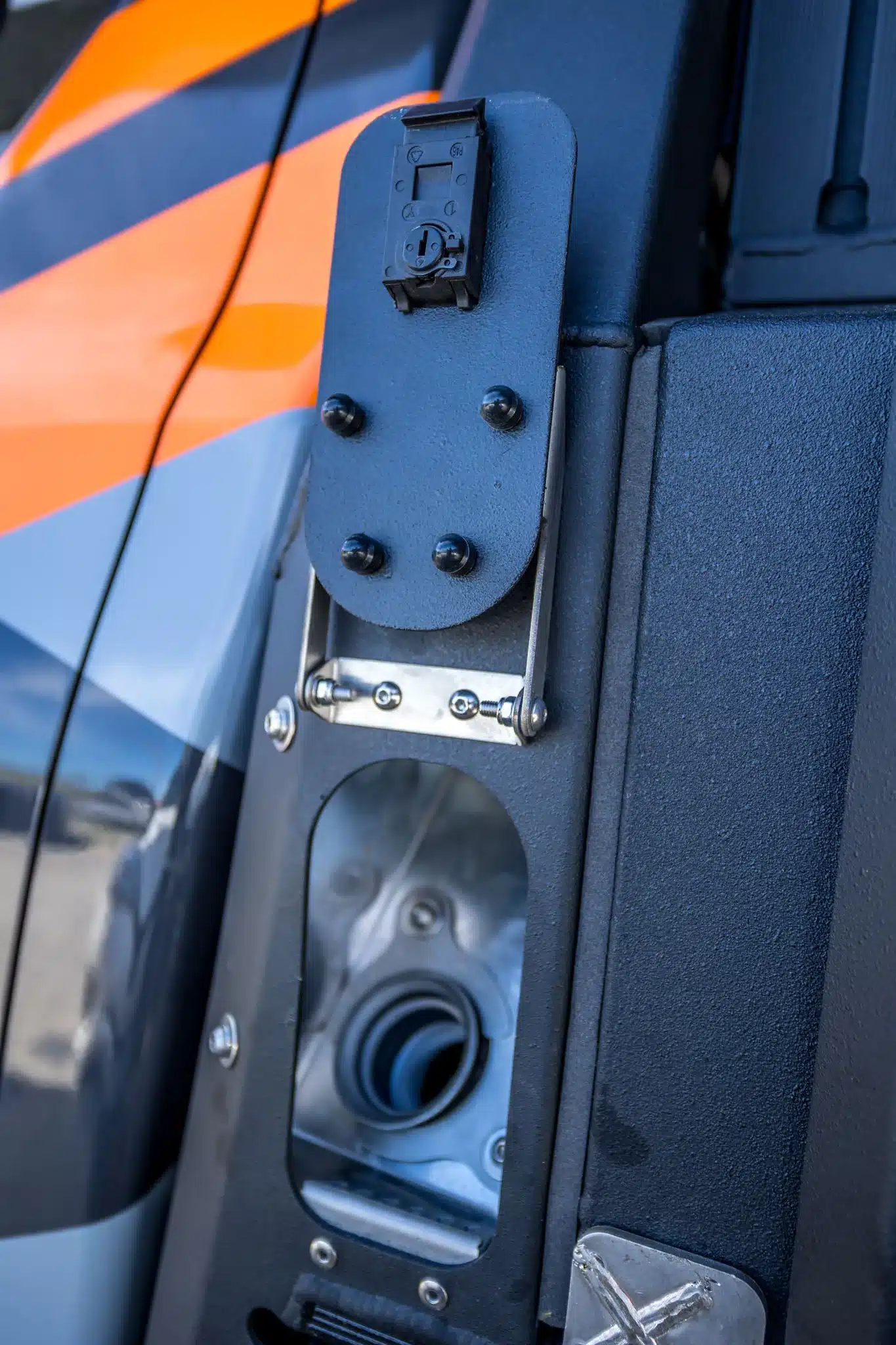 Detailaufnahme vom Tankstutzen und Schutzfach eines AluBlack Flatbeds an einem Pick-up