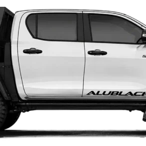 Seitenansicht eines Pick-ups mit AluBlack Flatbed Umbau für modulare Stauraum- und Camping-Lösungen.