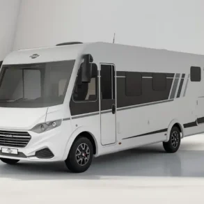 Vollintegriertes Wohnmobil Carado I447 in heller Studio-Umgebung