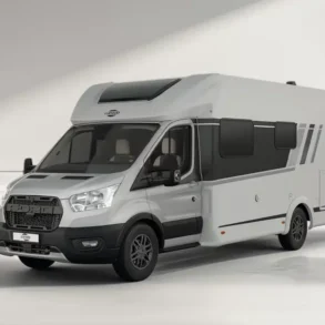 Carado T335 EDITION27 teilintegriertes Wohnmobil in hell ausgeleuchtetem Raum