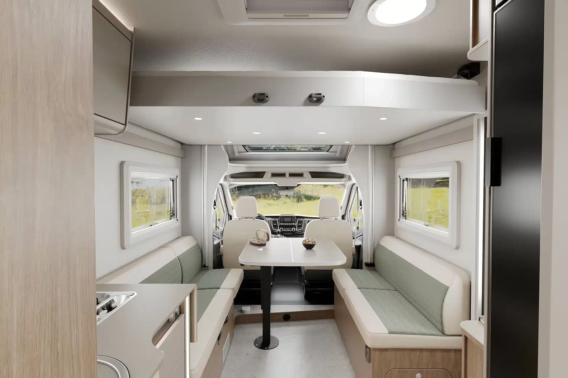 Wohnbereich des Carado T335 EDITION27 mit Sitzgruppe, Tisch und abgesenktem Hubbett
