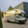 Außenansicht des DOPFER 402 A Reisemobils auf einem gepflasterten Parkplatz.