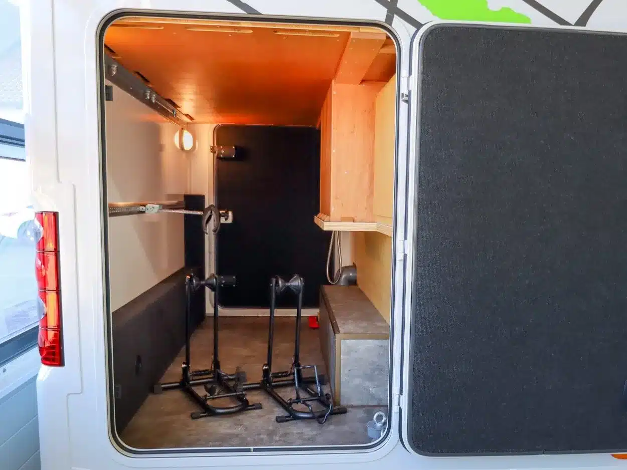 Blick in die große Heckgarage des DOPFER 402 A mit verschiedenen Ablageflächen und Fahrradhalterungen