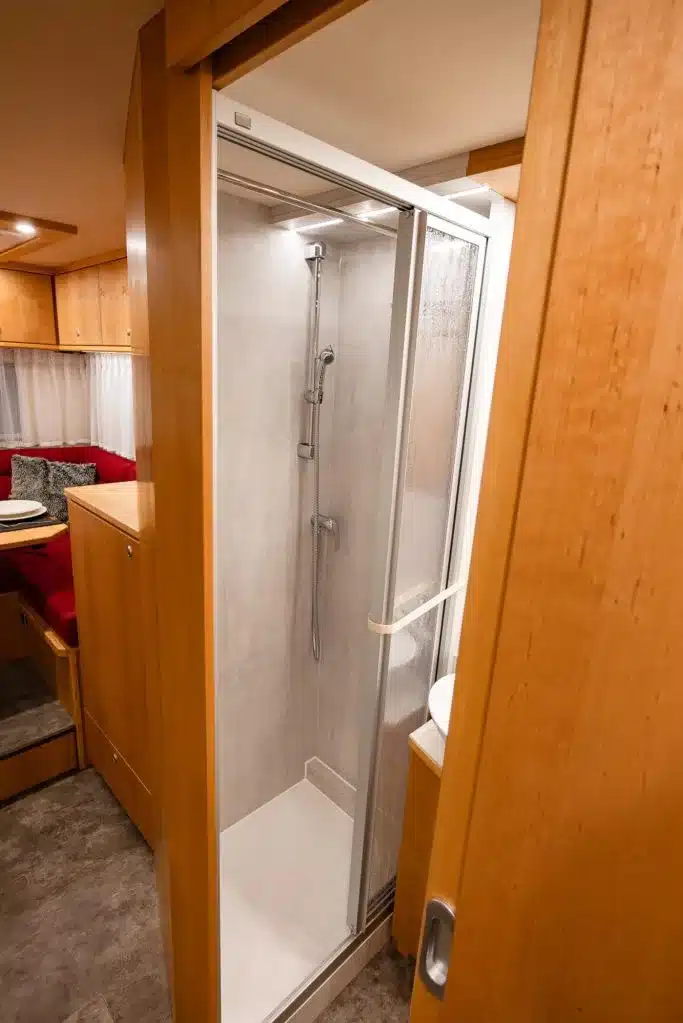 Moderne Duschkabine im Innenraum des DOPFER 422 A Reisemobils