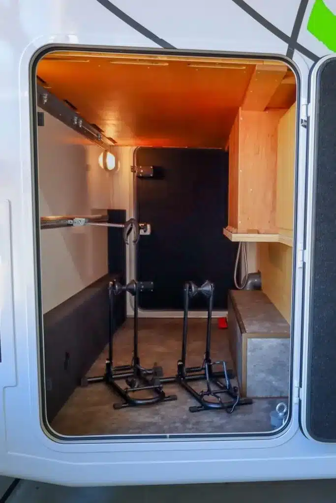 Große Heckgarage mit Fahrradhaltern im DOPFER 422 A, Blick durch die geöffnete Klappe