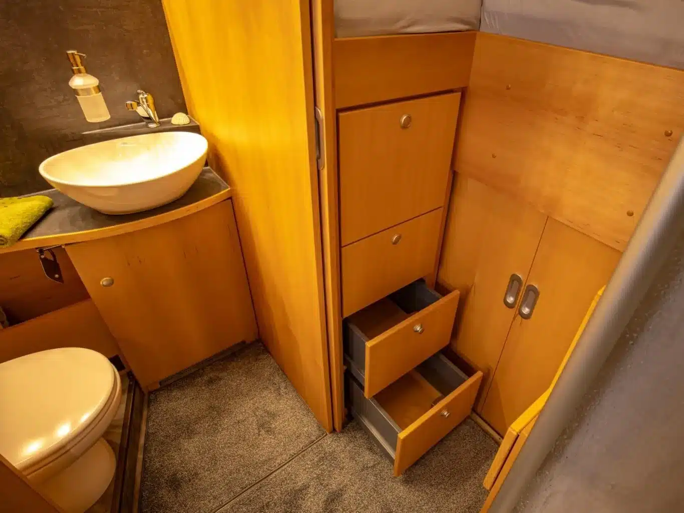 Badezimmer mit Waschbecken, Toilette und Schränken im DOPFER 432 A Reisemobil