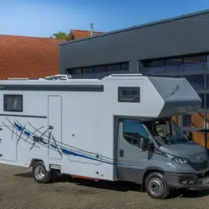 Außenansicht des DOPFER 492 A Reisemobils mit Alkoven vor moderner Halle
