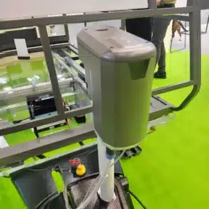 Nahaufnahme des elektrischen REICH EasyWheel active ai Stützrads an einem Caravan auf einem Messestand