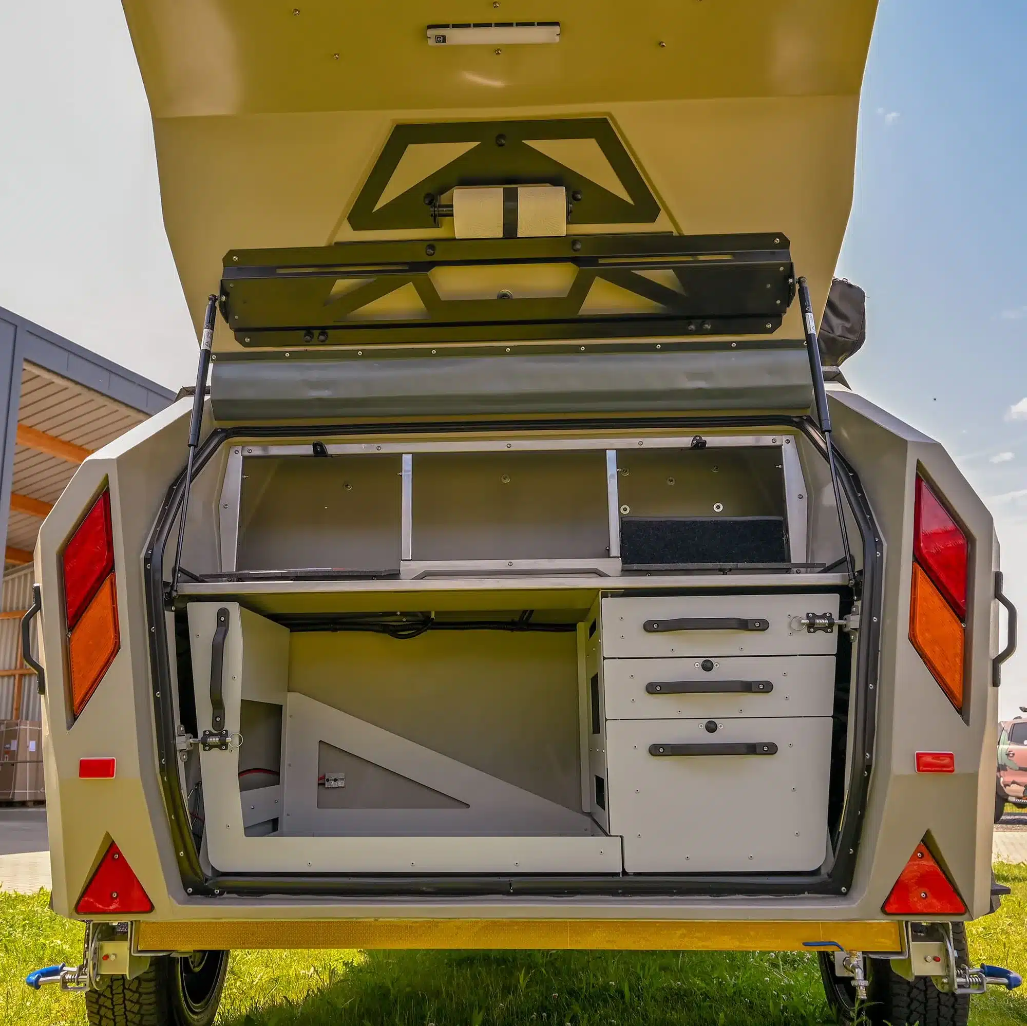 Geöffnete Heckküche eines EdgeOut Teardrop-Campers mit Schubladen und Stauraum