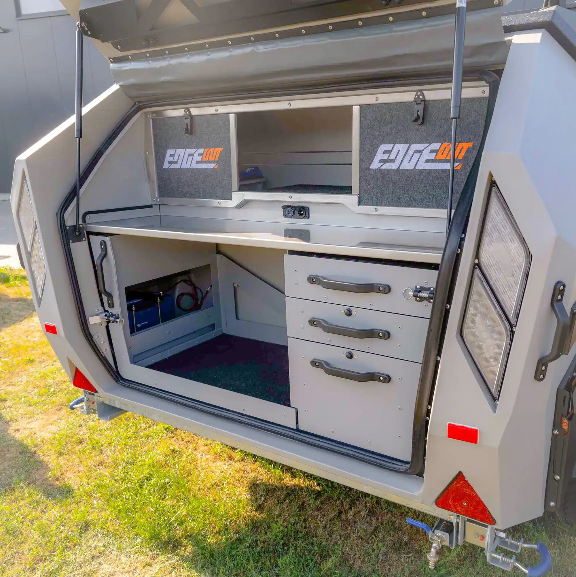 Geöffnete Heckküche des EdgeOut Teardrop-Campers mit Stauraum, Schubladen und Anschlüssen