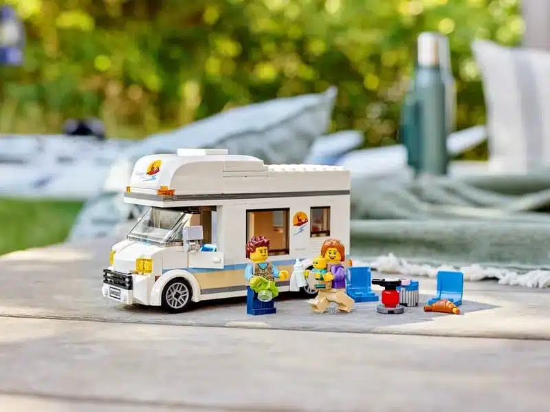 LEGO City Ferien-Wohnmobil 60283 mit zwei Minifiguren, Campingkocher und weiterem Zubehör