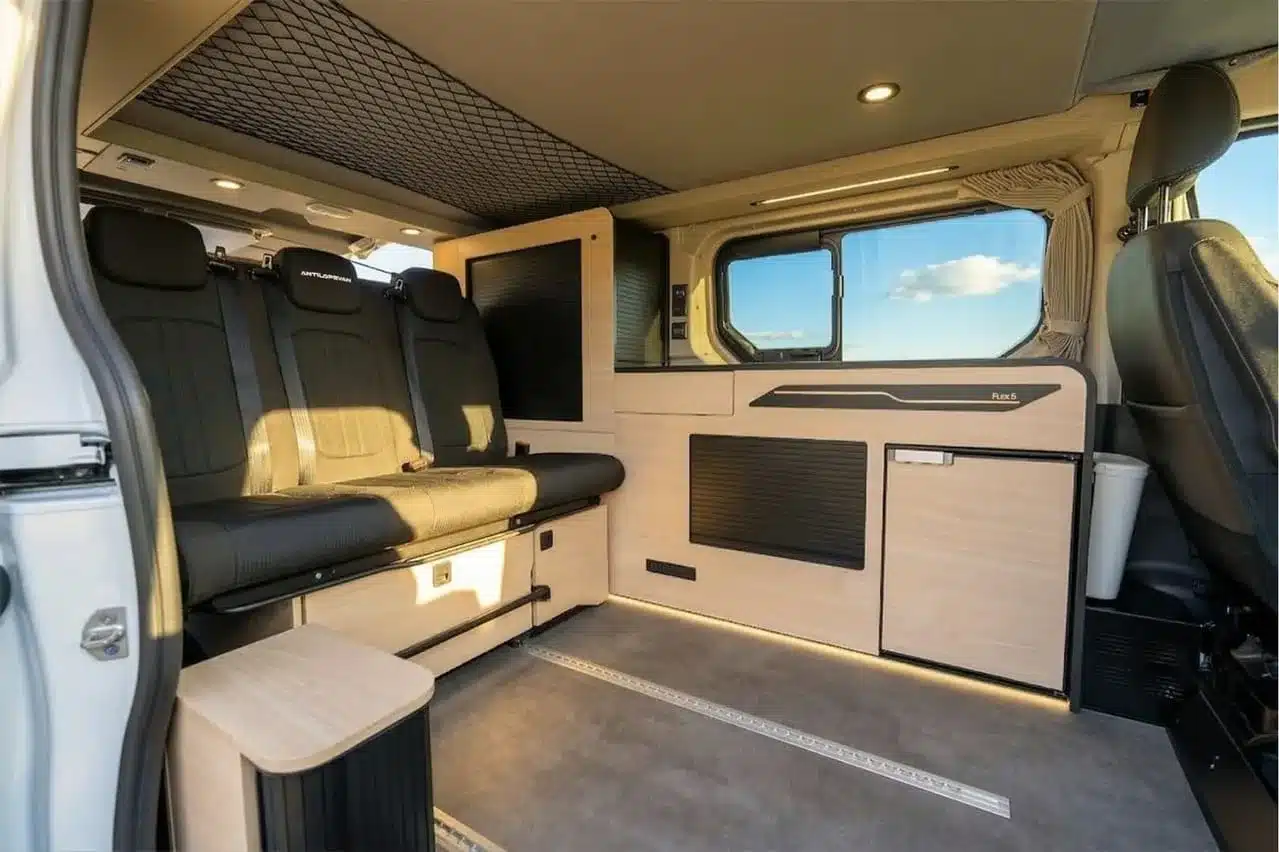 Innenansicht Flex 5 Confort Campervan mit Sitzbank und integrierter Küchenausstattung