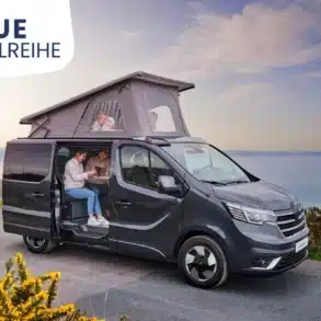 Antilope VAN Flex 5 mit geöffnetem Aufstelldach an einer Küste, Familie im Campervan.