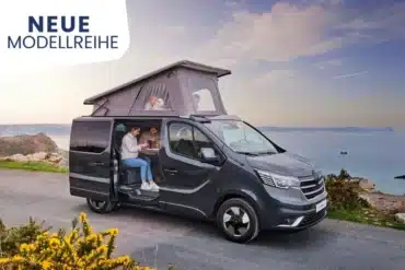 Antilope VAN Flex 5 mit geöffnetem Aufstelldach an einer Küste, Familie im Campervan.