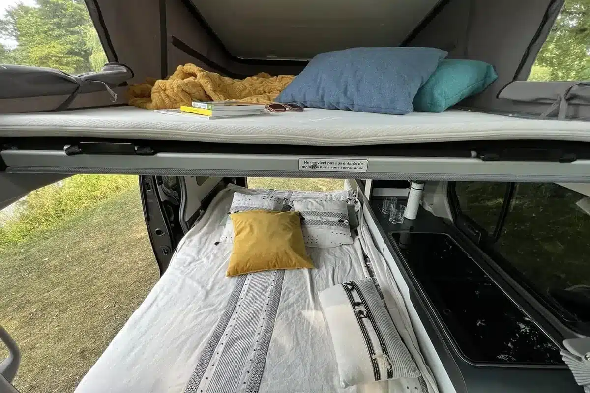 Schlafplätze im Flex 5 Campervan mit Klappbett und Aufstelldach